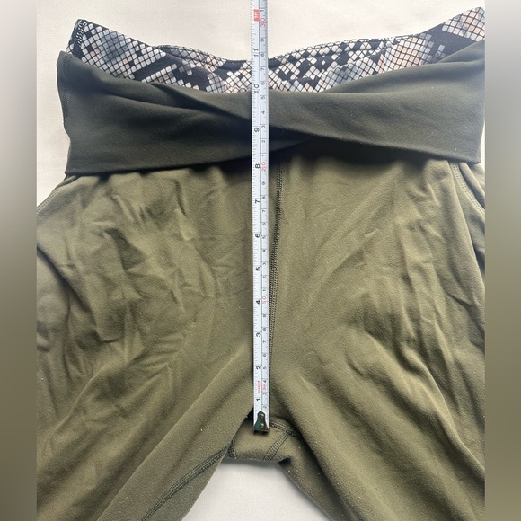 Lululemon sunset salutation crop. Luon light, fold down layered waist. Size 6 - Picture 16 of 16